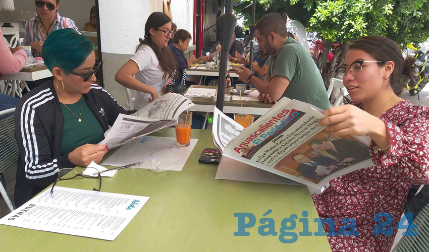 Grupo de personas desayunando.
