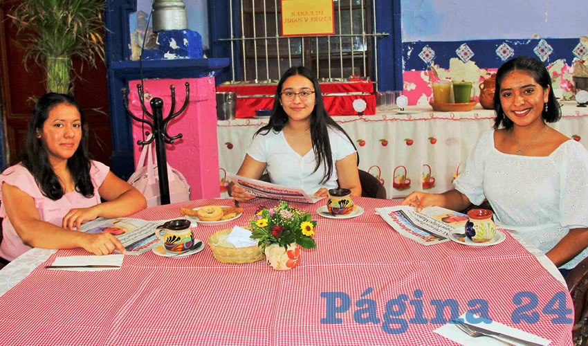 Grupo de personas desayunando.