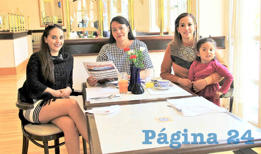 Grupo de personas desayunando.