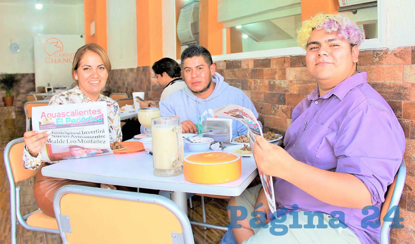 Grupo de personas desayunando.