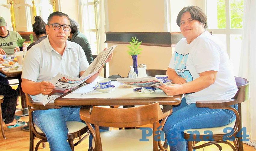 Grupo de personas desayunando.