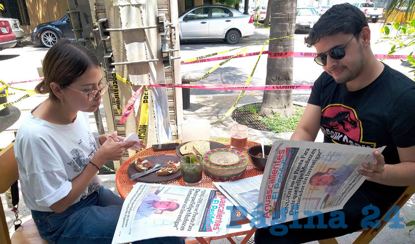 Grupo de personas desayunando.