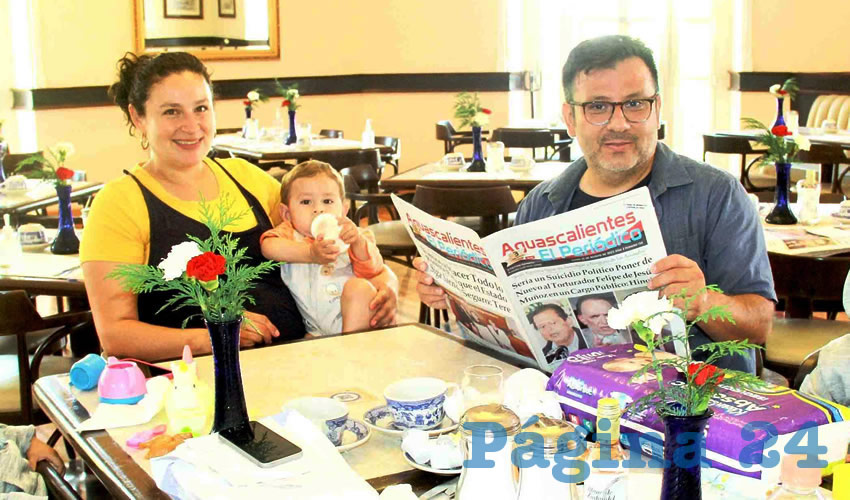 Grupo de personas desayunando.