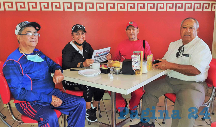Grupo de personas desayunando.