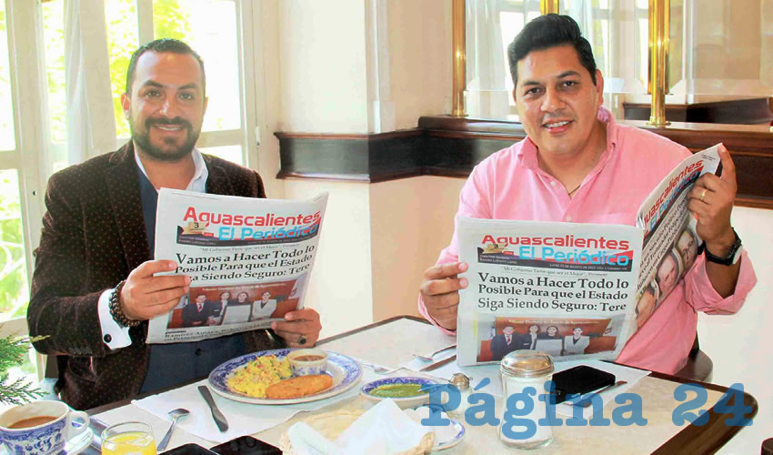 Grupo de personas desayunando.