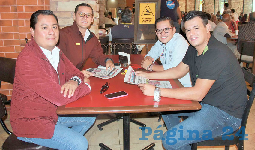 Grupo de personas desayunando.
