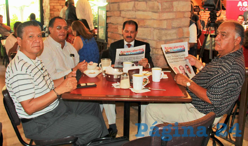 Grupo de personas desayunando.