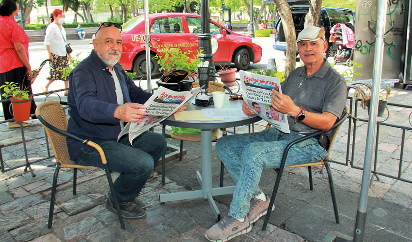 Grupo de personas desayunando.