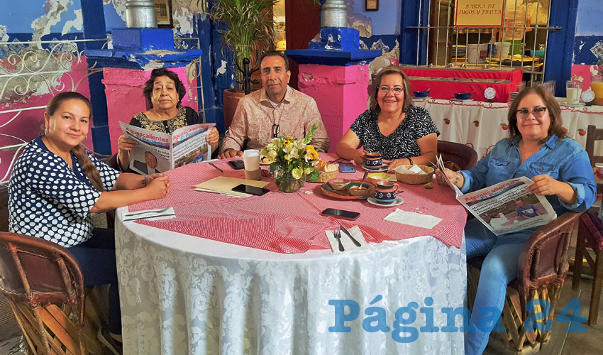 Grupo de personas desayunando.