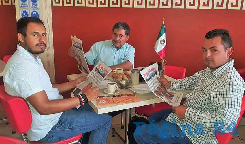 Grupo de personas desayunando.