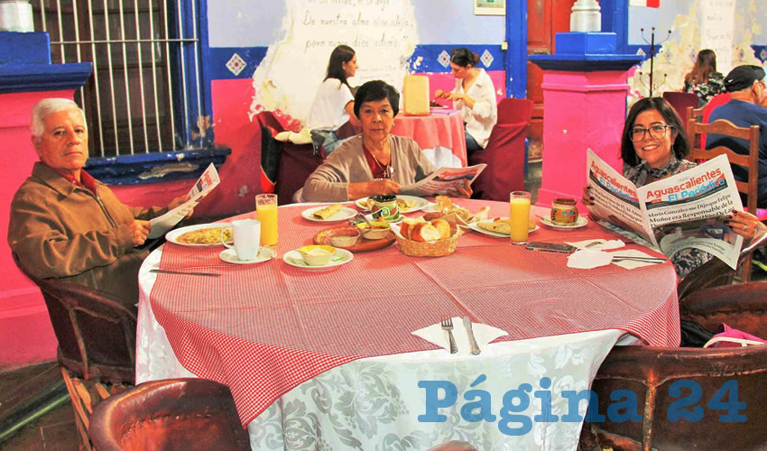 Grupo de personas desayunando.