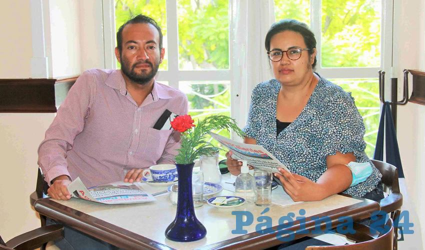 Grupo de personas desayunando.