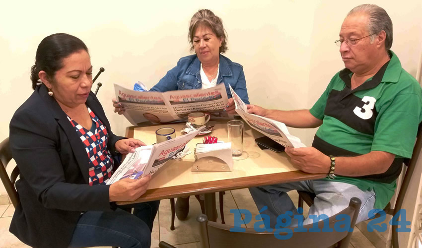 Grupo de personas desayunando.