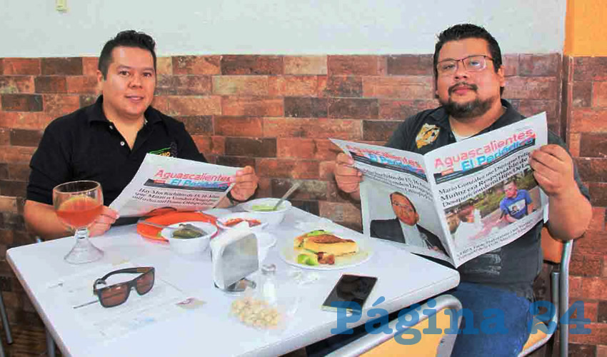Grupo de personas desayunando.