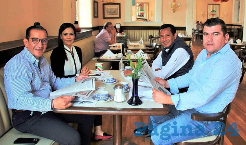 Grupo de personas desayunando.
