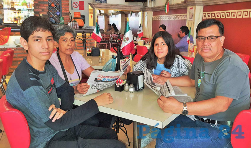 Grupo de personas desayunando.