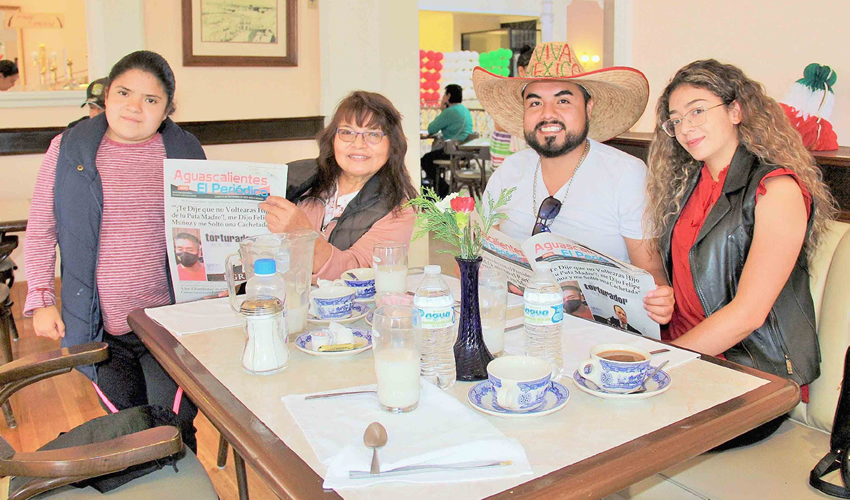 Grupo de personas desayunando.