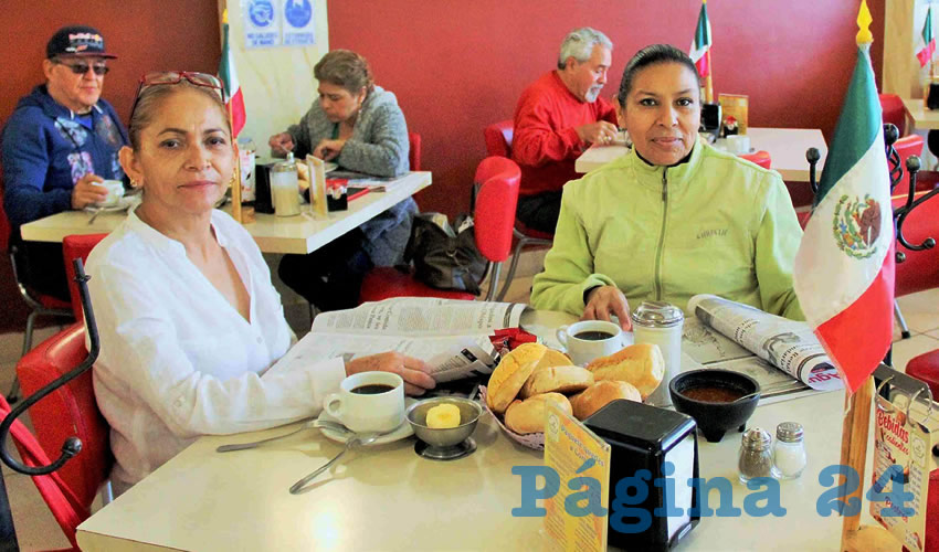 Grupo de personas desayunando.