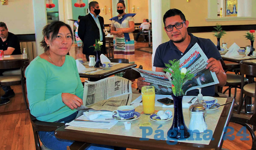 Grupo de personas desayunando.