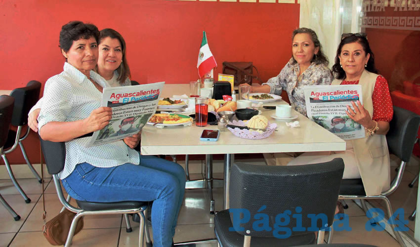 Grupo de personas desayunando.