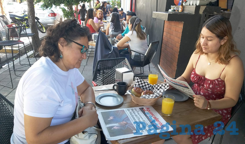 Grupo de personas desayunando.