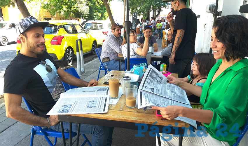 Grupo de personas desayunando.