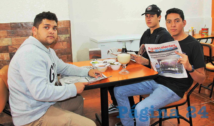 Grupo de personas desayunando.