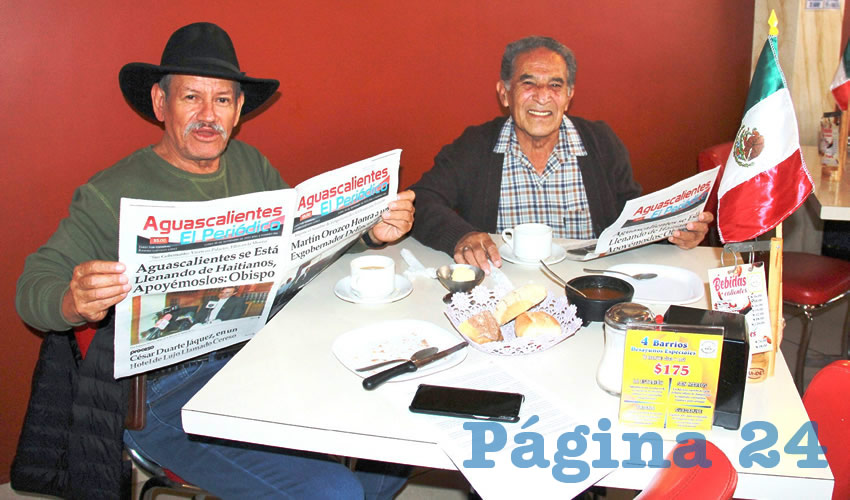 Grupo de personas desayunando.