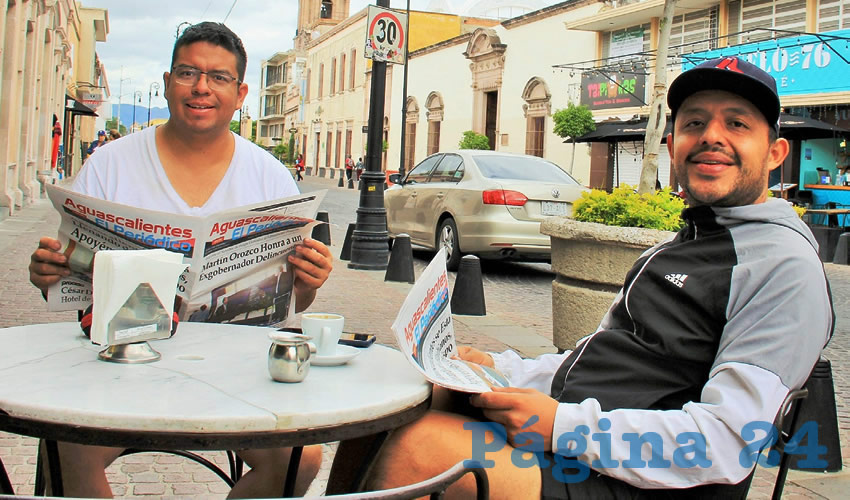 Grupo de personas desayunando.