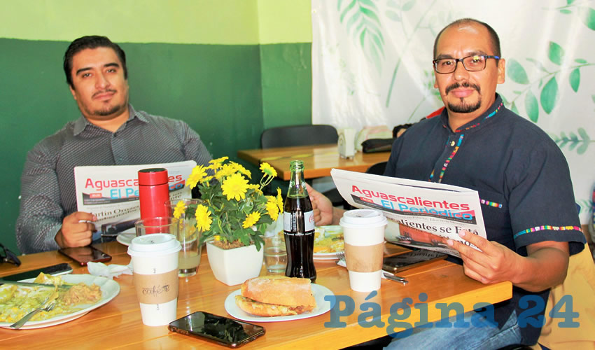 Grupo de personas desayunando.