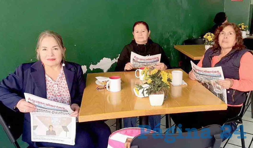 Grupo de personas desayunando.