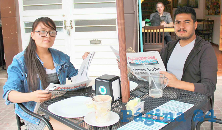 Grupo de personas desayunando.