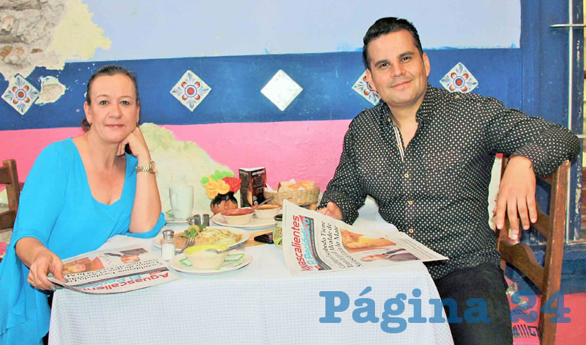 Grupo de personas desayunando.