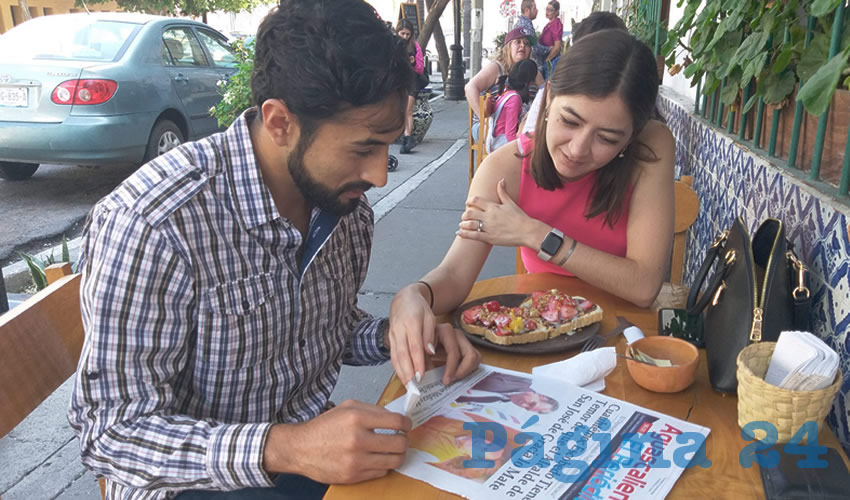 Grupo de personas desayunando.