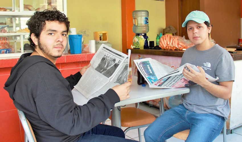 Grupo de personas desayunando.
