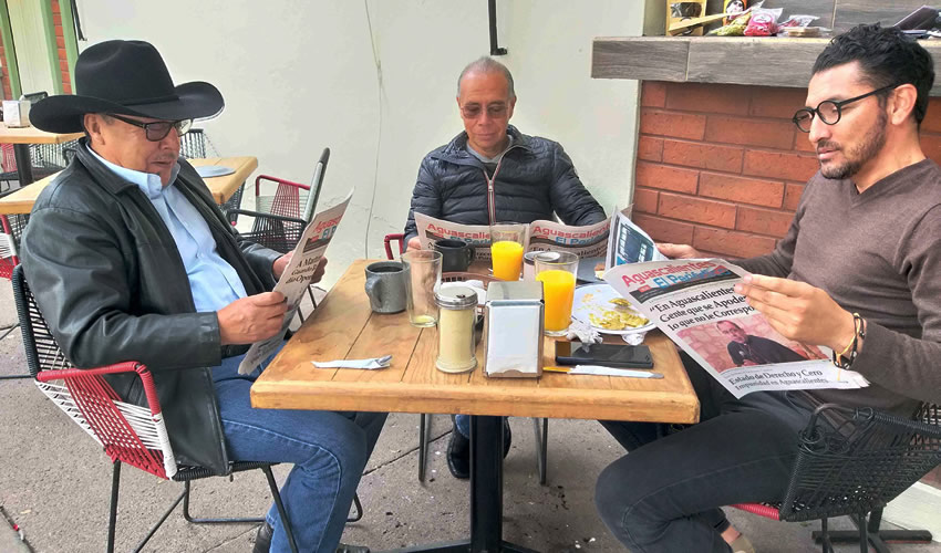 Grupo de personas desayunando.