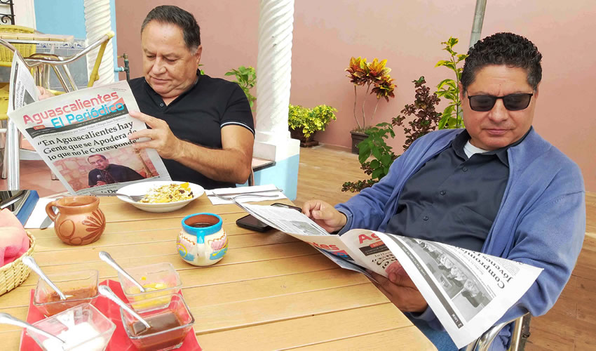 Grupo de personas desayunando.