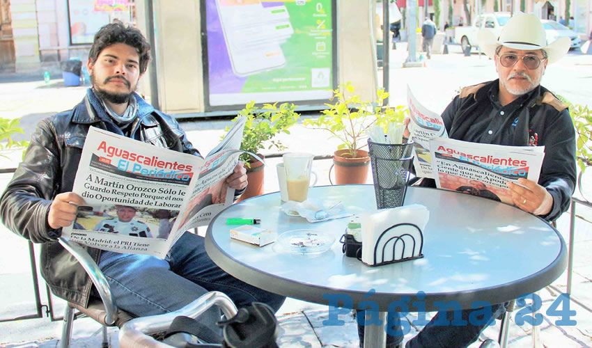 Grupo de personas desayunando.