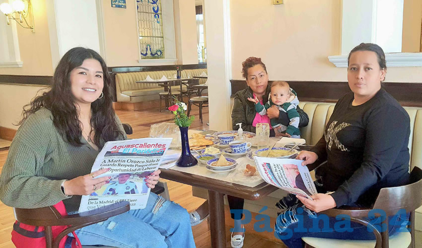 Grupo de personas desayunando.