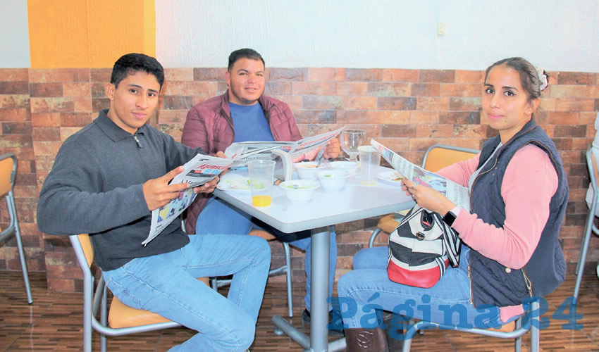 Grupo de personas desayunando.
