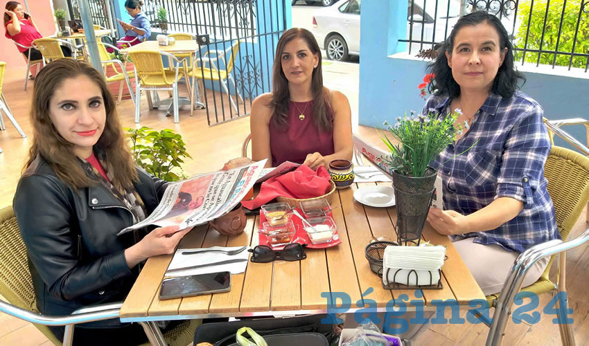 Grupo de personas desayunando.