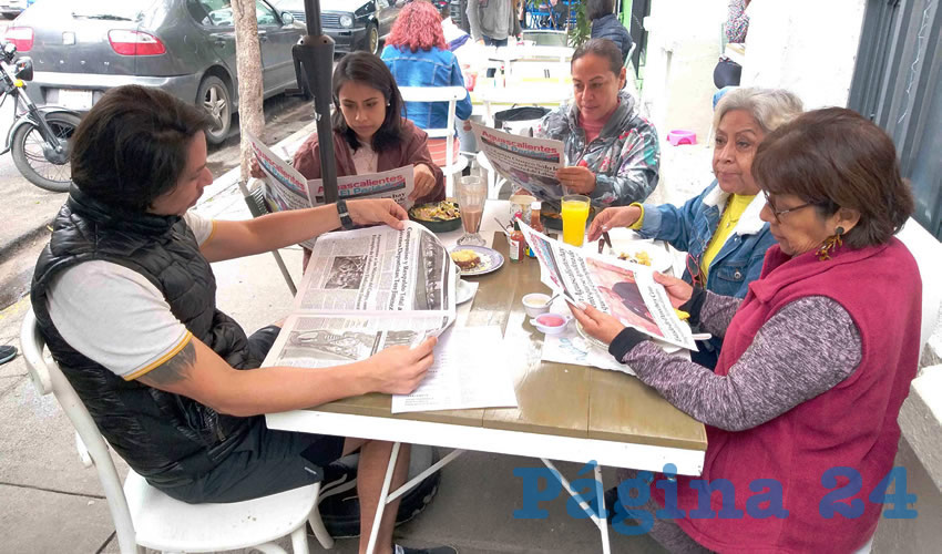 Grupo de personas desayunando.