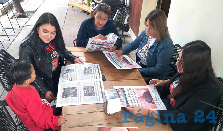 Grupo de personas desayunando.