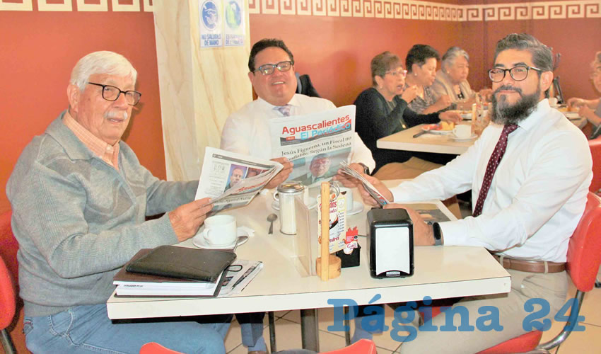 Grupo de personas desayunando.