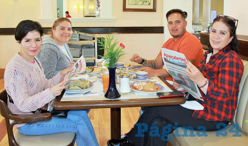 Grupo de personas desayunando.