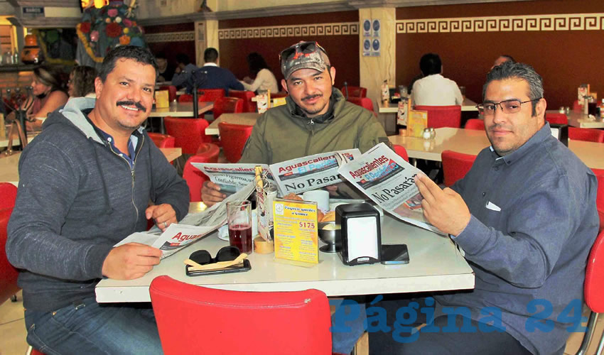 Grupo de personas desayunando.