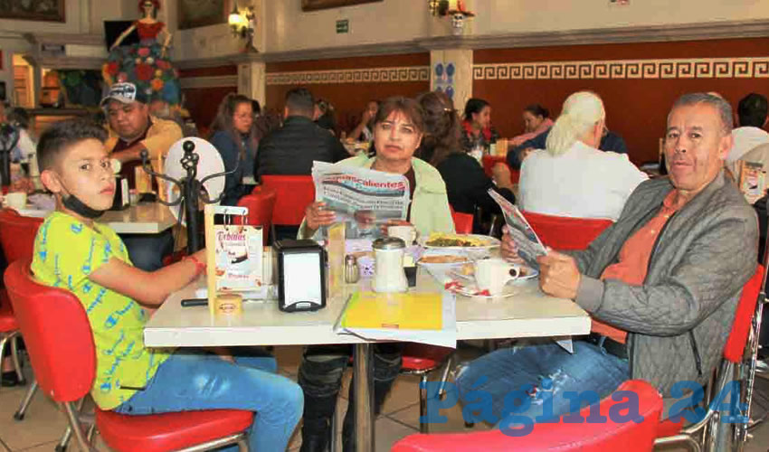 Grupo de personas desayunando.