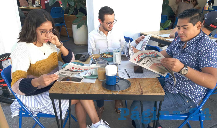 Grupo de personas desayunando.