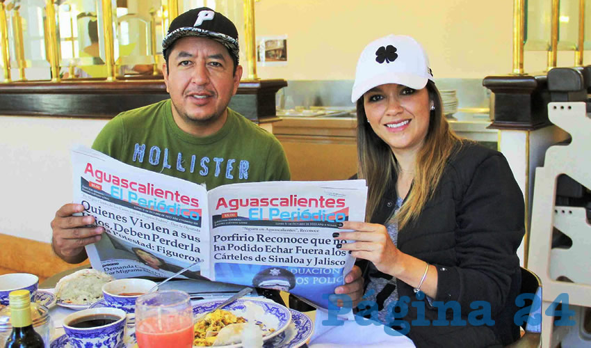 Grupo de personas desayunando.