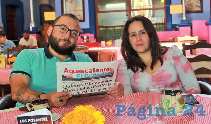Grupo de personas desayunando.